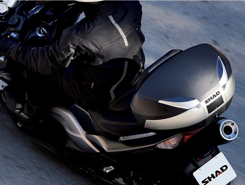 SHAD Vrchný kufor na motorku SH48 nový titán vr. opierky, karbónového víka a zámku PREMIUM lock